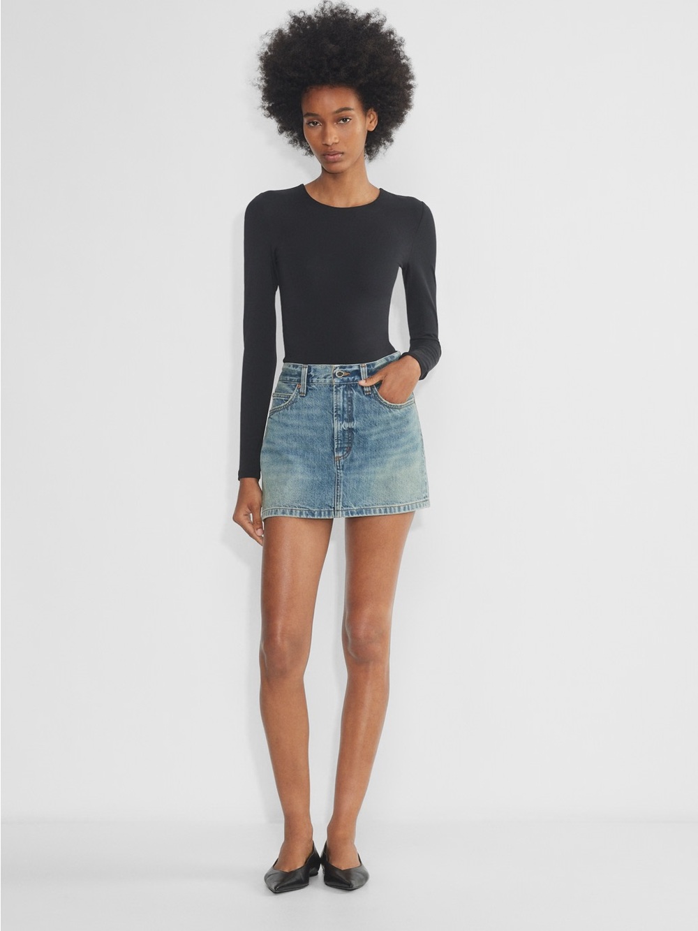 Aritzia denim forum skirt in a light was blue in size waist 23